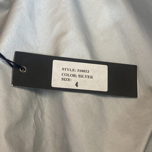 Révue Women’s Silver Poncho With Hood Size 4 - Picture 7 of 7